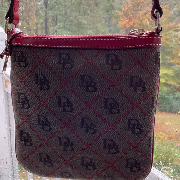 Chic DOONEY and BOURKE Burgundy Crossbody Bag - Picture 6 of 9